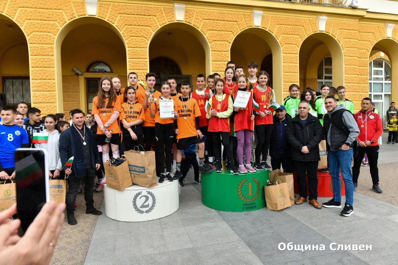 Навръх Трети март кметът на Сливен Стефан Радев награди победителите и участници в лекоатлетическата щафета "Освободител"