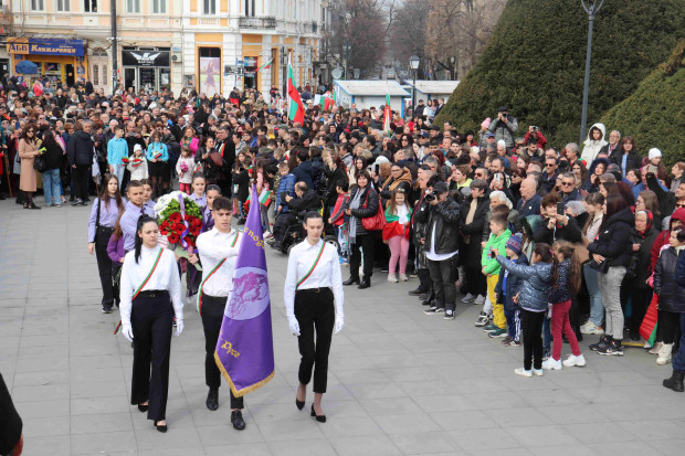 TD Стотици русенци се събраха пред Паметника на свободата в града