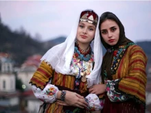 Мънистата на Родопите: Аника и Каролина и до днес с гордост обличат 150-годишни носии