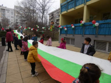 30-метрово българско знаме развяха децата от столична детска градина по повод празника