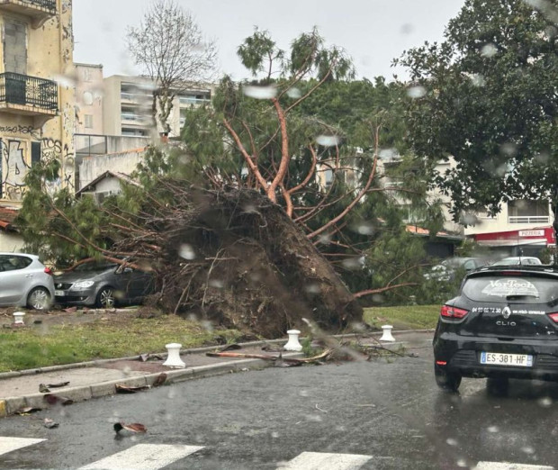 Силна мартенска буря вгорчи неделята на туристите по Френската Ривиера