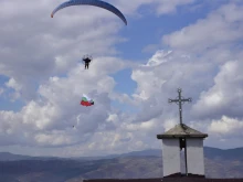 Парапланеристи развяха българското знаме в небето над връх Кръста в Симитлийско