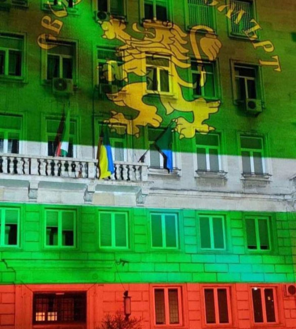 Свобода или смърт грейна на сградата на Столична община, която беше осветена в бяло, зелено и червено