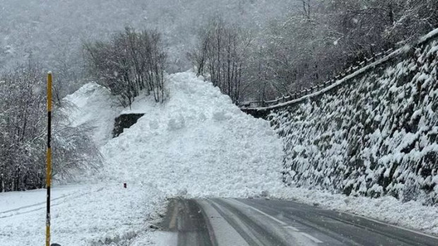 Лавина затрупа тунел в италианския планински район Вале д'Аоста