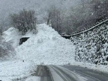 Лавина затрупа тунел в италианския планински район Вале д'Аоста