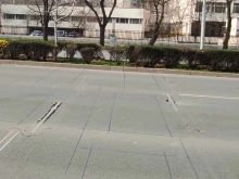 Пластмасови и метални елементи "пробиха" асфалта на натоварен булевард в Пловдив