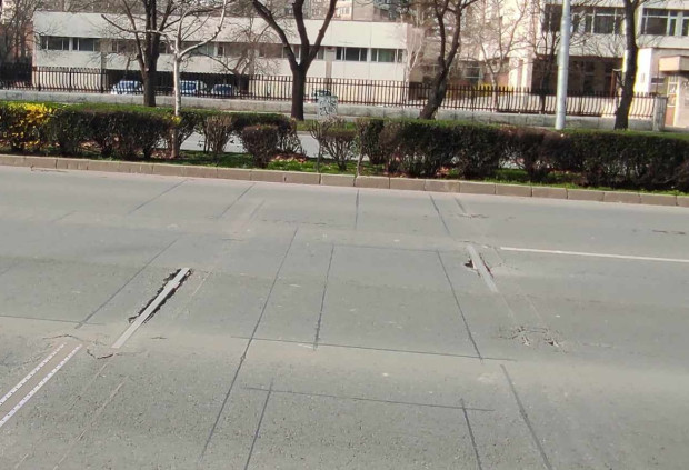 Пластмасови и метални елементи "пробиха" асфалта на натоварен булевард в Пловдив