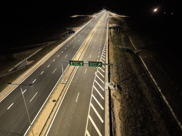 ここが我が国の最新の道路です