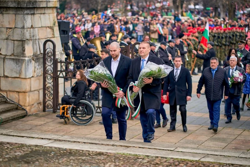 Площадът в Плевен се изпълни с хора по случай Националния ни празник