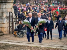 Площадът в Плевен се изпълни с хора по случай Националния ни празник