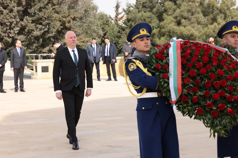Желязков и парламентарната делегация положиха венец пред монумента на Гейдар Алиев