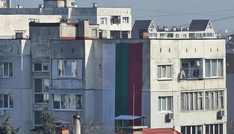 Голям български флаг бе спуснат от покрива жилищен блок в столичен квартал