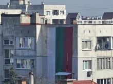 Голям български флаг бе спуснат от покрива жилищен блок в столичен квартал