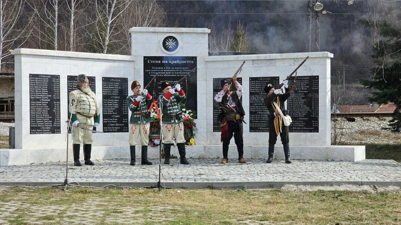 Отбелязаха 3-ти март пред паметния мемориал "Стена на храбростта" в Плачковци