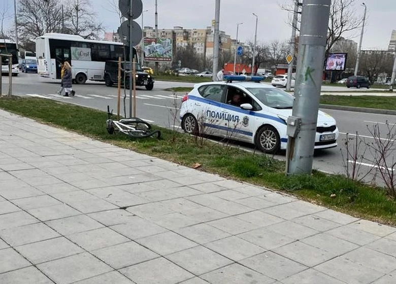 Блъснаха велосипедист на кръгово в Пловдив