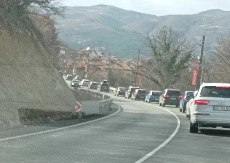 Кошмарен трафик в Благоевградска област, задръстването е километрично