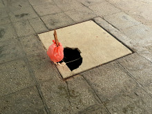 Внимание! Опасна дупка дебне на възлово място във Варна