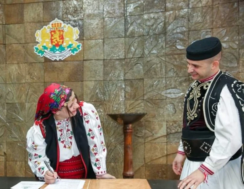 Народен певец от Сандански и любимата му си казаха "Да" в народни носии на Трети март