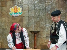 Народен певец от Сандански и любимата му си казаха "Да" в народни носии на Трети март