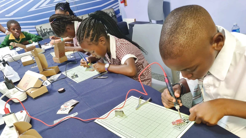 Kак се прави миниатюрен компютър показаха на деца от Южна Африка специалисти от Търново