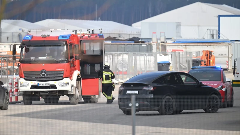 Екоактивисти запалиха завода на Tesla, част от Берлин без ток
