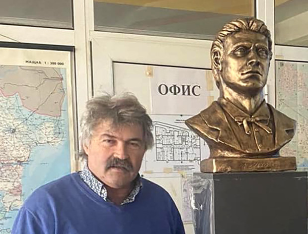 Известният варненски общественик Младен Станев носи безценен дар за лицей