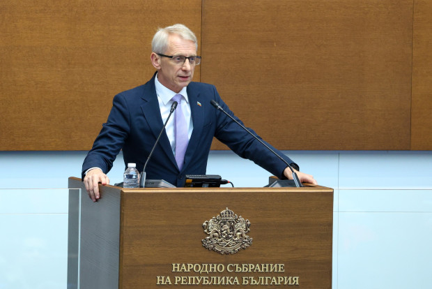 Премиерът Николай Денков вече е в пленарната зала където депутатите