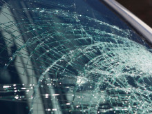 9 коли в Казанлък са със счупени стъкла, полицията търси извършителя