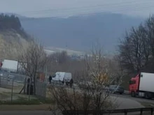 Катастрофа между ТИР и микробус на Е-79 затвори моста над р. Искър, посока София