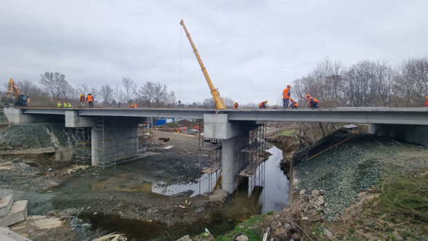 Обещаха новият мост на пътя Царево - Ахтопол да бъде завършен до 15 април