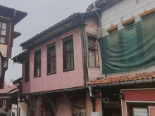 Незаконен строеж уврежда възрожденска къща в Старинен Пловдив, снимана е на международните ни паспорти