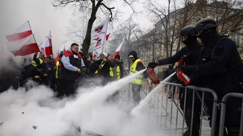 В Полша протестиращи фермери се нахвърлиха с павета срещу полицията и нахлуха в Сейма