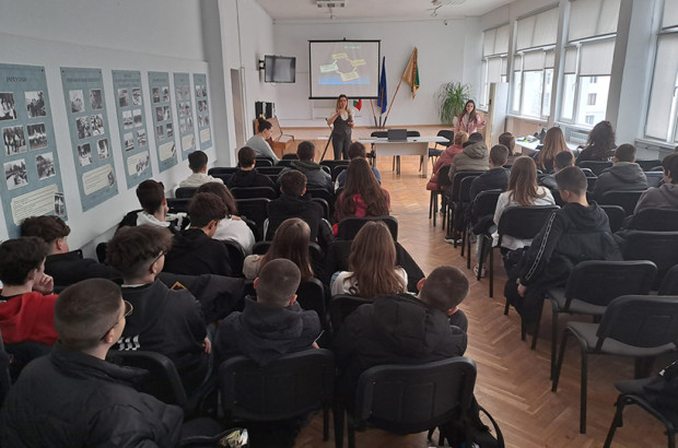 Истината и легендите за наркотиците представиха пред ученици във Варна