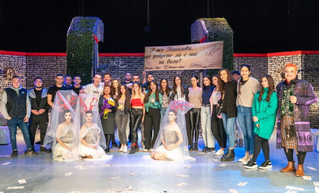Ученици поканиха класната си на бал, на сцената в Опера Пловдив