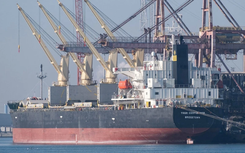 Гръцки товарен кораб е ударен от ракета край Йемен, членовете на екипажа са изчезнали или ранени