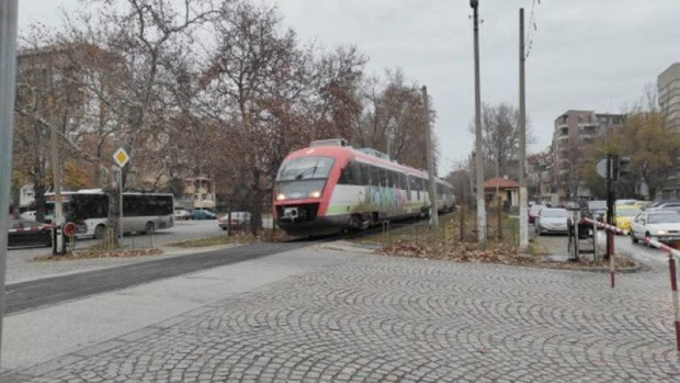 </TD
>Железопътните бариери на бул. Копривщица в Пловдив ще останат вдигнати