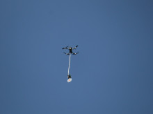 Монтираха с дрон светлоотразители за птици по въздушни електропроводи в Бургаско