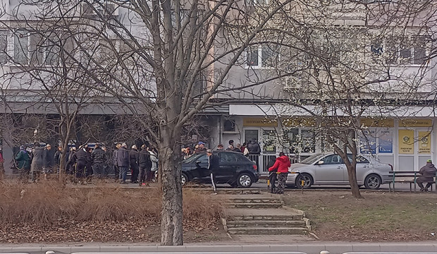 Опашки се извиха пред пощенските клонове във Варна видя репортер