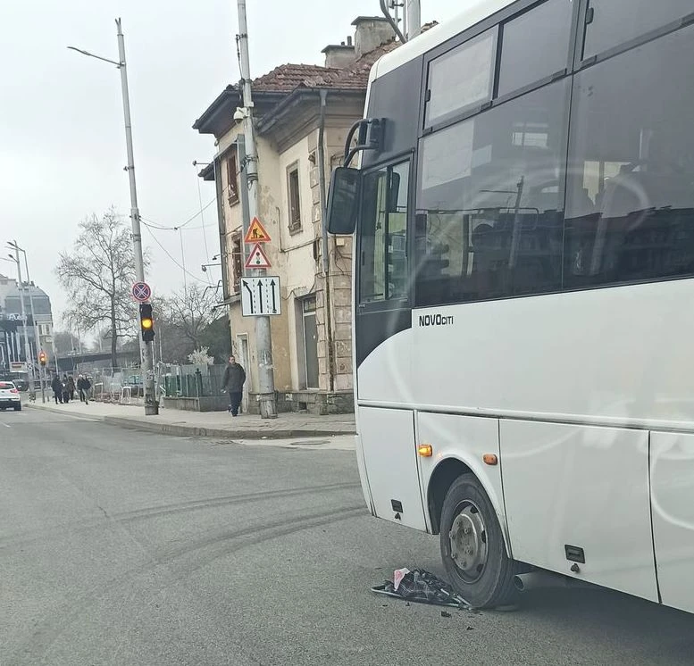 Лош инцидент с автобус на градския транспорт, пазарска количка е под гумите