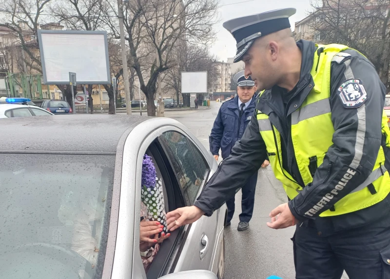 На Международния ден на жената: Полицаи ще подаряват цветя на съвестните шофьорки в Стара Загора