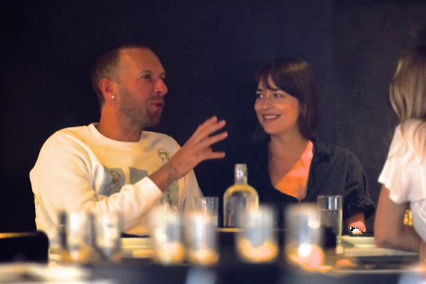 Дакота Джонсън и вокалистът на Coldplay Крис Мартин се сгодиха