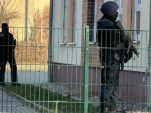 Полицията в Бранденбург задържа мъж с нож и пистолет в училище