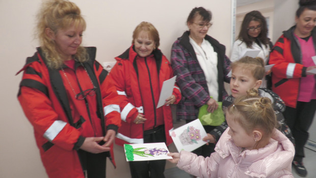 Деца зарадваха дамите от Спешна помощ – Горна Оряховица за празника