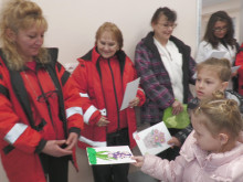 Деца зарадваха дамите от Спешна помощ – Горна Оряховица за празника