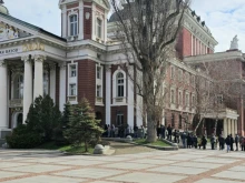 Жадни за култура: Опашки се извиха за "духовна храна" пред Народния театър "Иван Вазов"