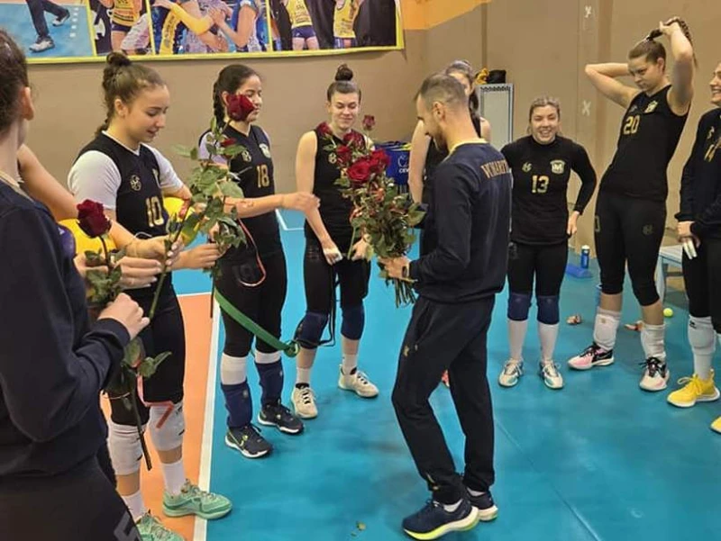 Треньорът на Марица изненада с рози своите възпитанички