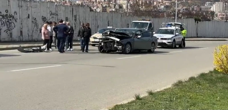 Кола се удари в багер на една от централните улици в Благоевград