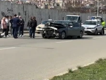 Кола се удари в багер на една от централните улици в Благоевград