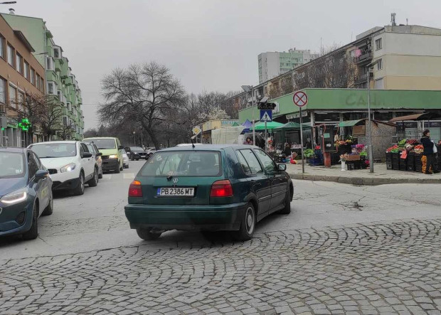 </TD
>Движението по ул. Солунска“ в участъка между улиците Царевец“ и