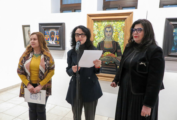 Кметът Благомир Коцев приветства всички дами на откриването на изложбата